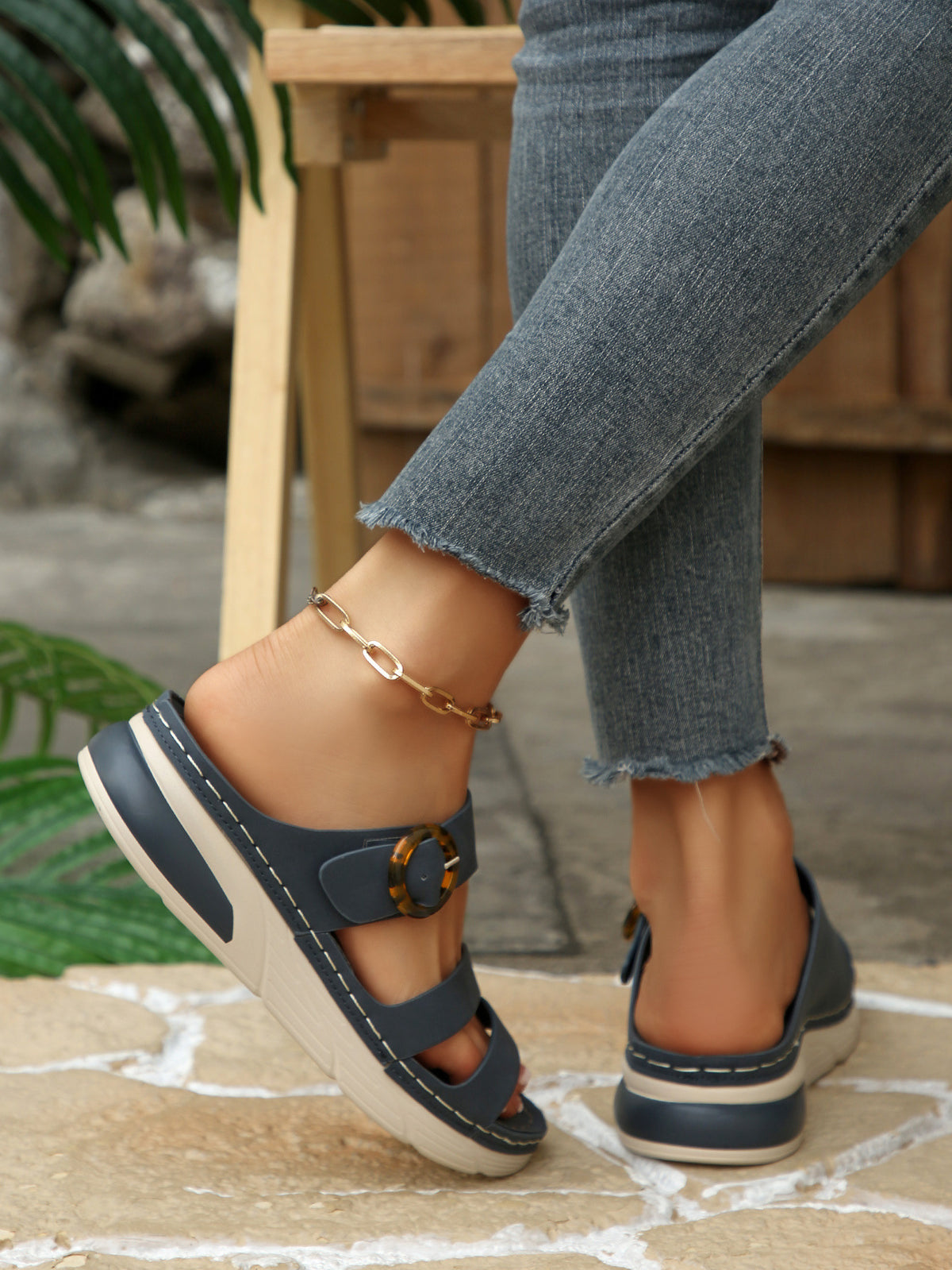 đŸ”¥Trending Now: Women's Thick Sole Platform Slippers – Light & Airy Comfort